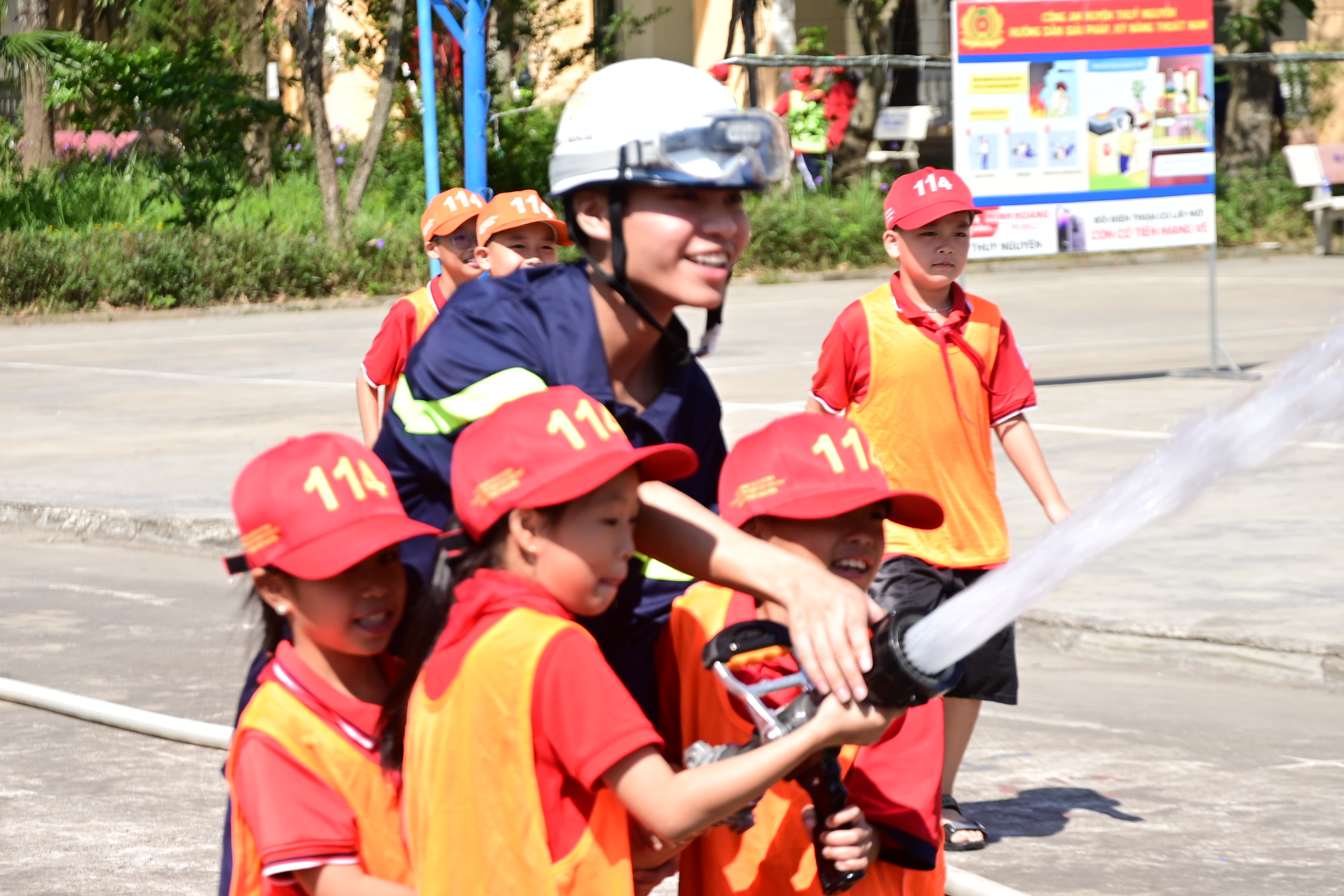 Hơn 1.600 người dân, học sinh tham gia các hoạt động trải nghiệm, thực hành về PCCC và CNCH